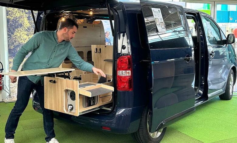 Un homme présente un kit d'aménagement Tchao Tchao.
