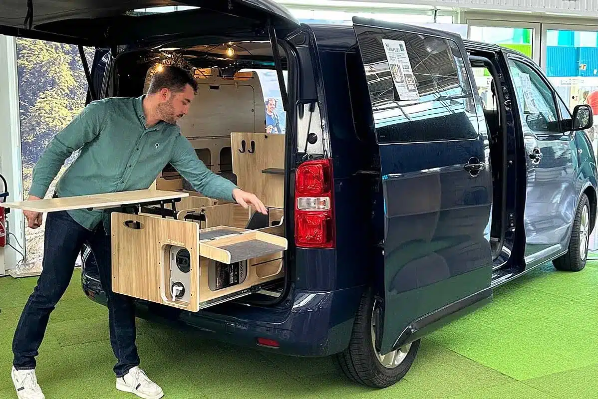 Un homme présente un kit d'aménagement Tchao Tchao.