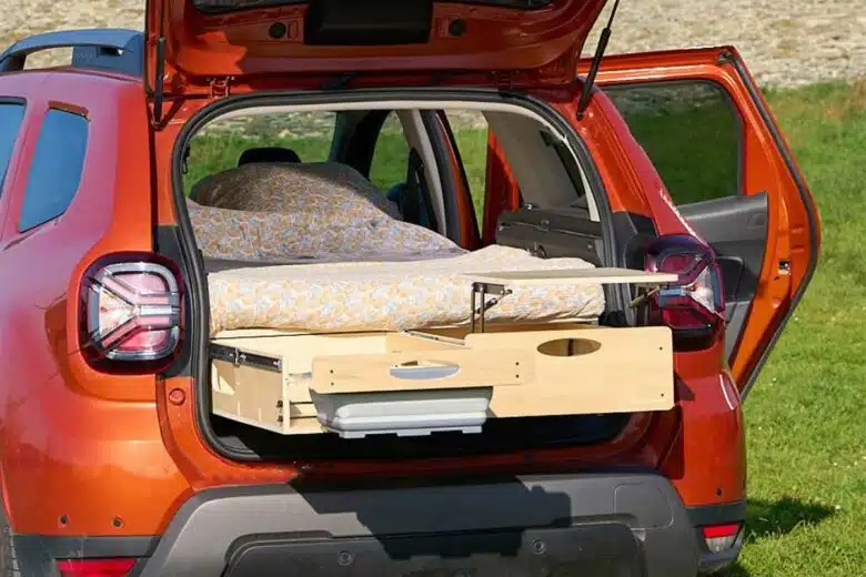 Un kit d'aménagement pour voiture.
