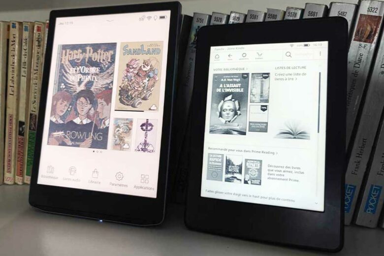 Deux liseuses sur une étagère de bibliothèque.