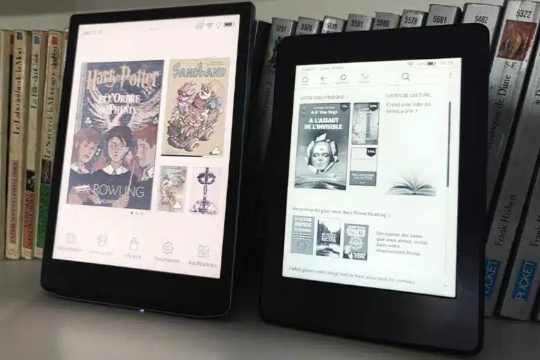 Deux liseuses sur une étagère de bibliothèque.