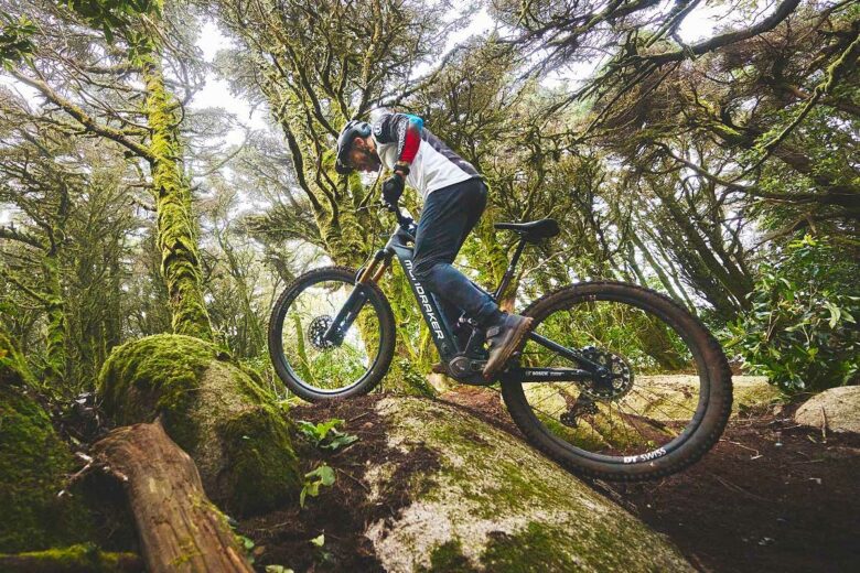 Un homme sur un VTT faisant du trail.