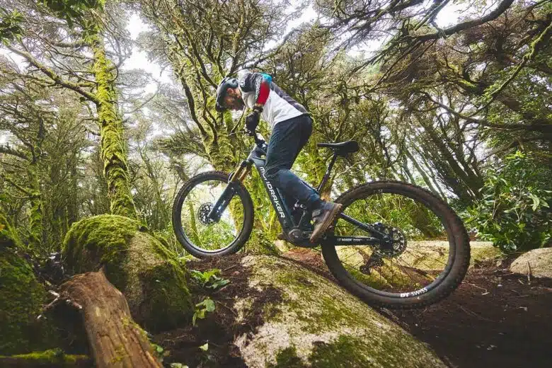 Un homme sur un VTT faisant du trail.