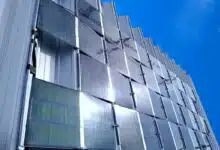 Des panneaux solaires en façade.