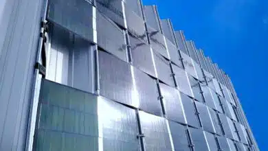 Des panneaux solaires en façade.