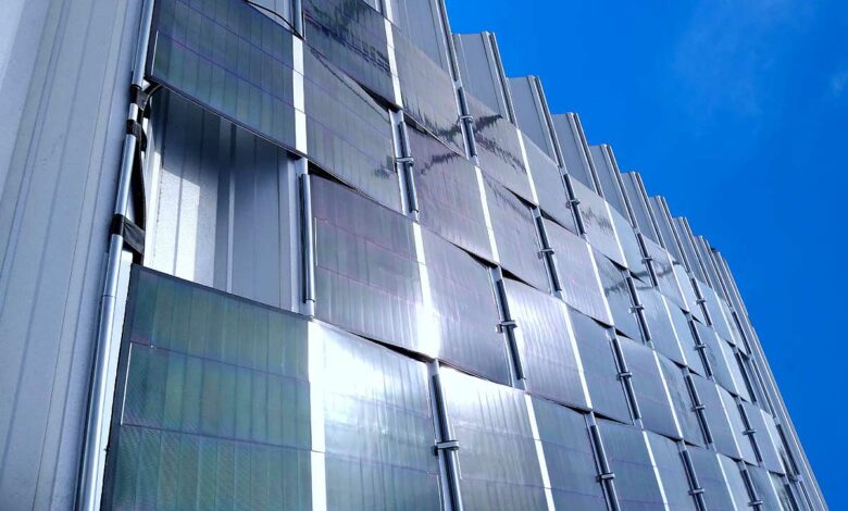 Des panneaux solaires en façade.