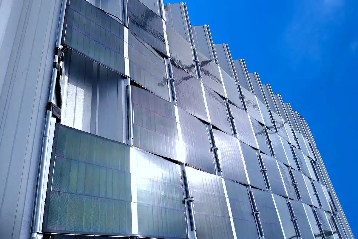 Des panneaux solaires en façade.