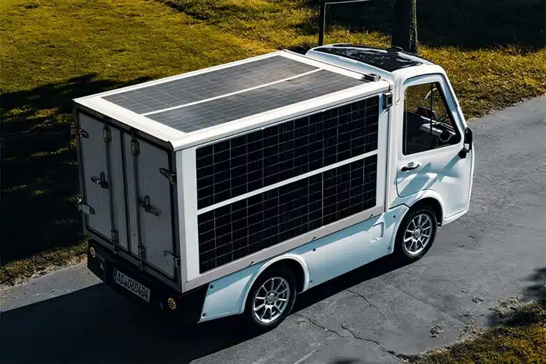 Un véhicule utilitaire avec des panneaux solaires flexibles installés.