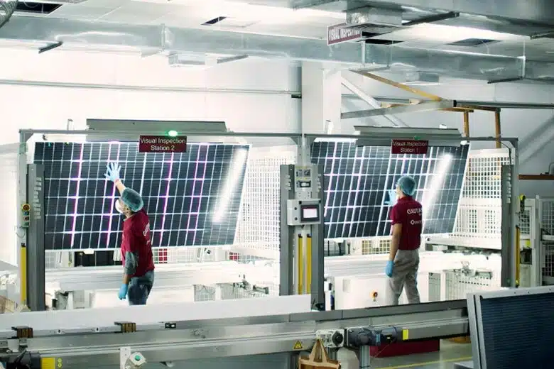 Contrôle qualité lors de la fabrication des panneaux solaires.