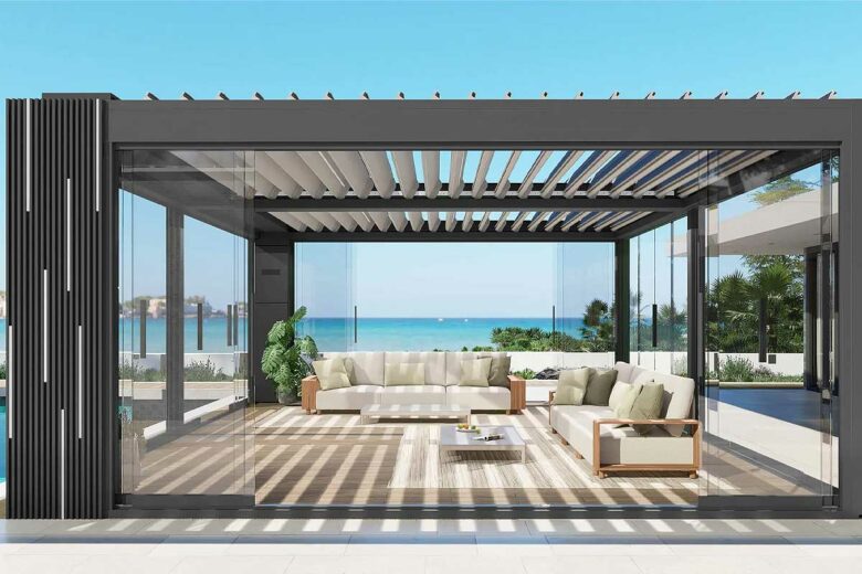 Une pergola sur une terrasse en bord de mer.