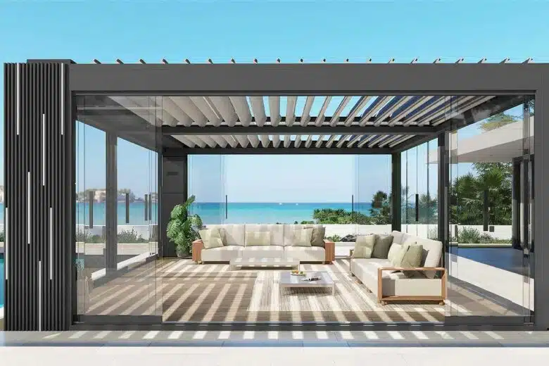Une pergola sur une terrasse en bord de mer.