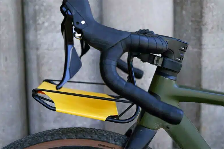 Un porte-bagage qui s'installe facilement sur le guidon d'un vélo.