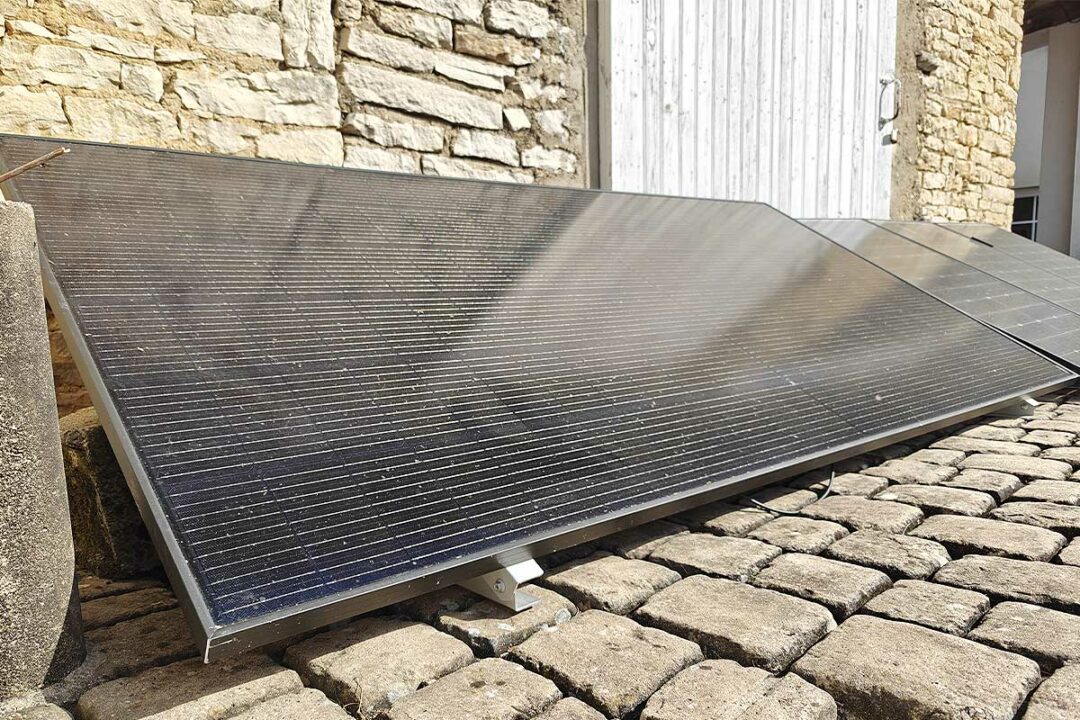 Des panneaux solaires dans la cour d'une maison.