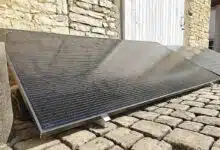 Des panneaux solaires dans la cour d'une maison.