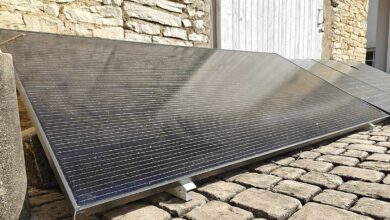 Des panneaux solaires dans la cour d'une maison.