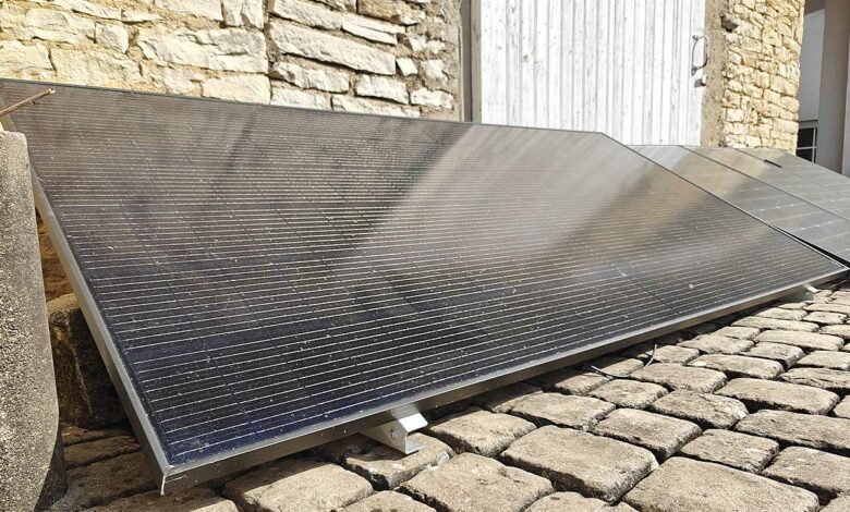 Des panneaux solaires dans la cour d'une maison.