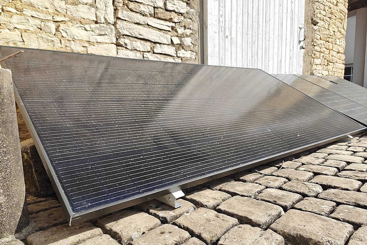 Des panneaux solaires dans la cour d'une maison.
