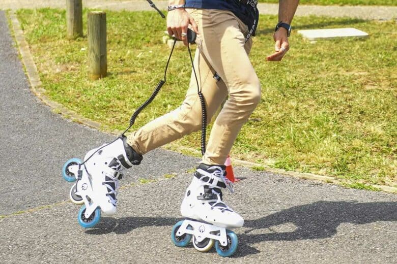 Un homme fait du roller électrique à télécommande.