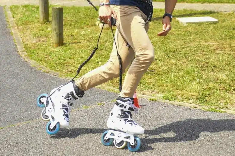 Un homme fait du roller électrique à télécommande.