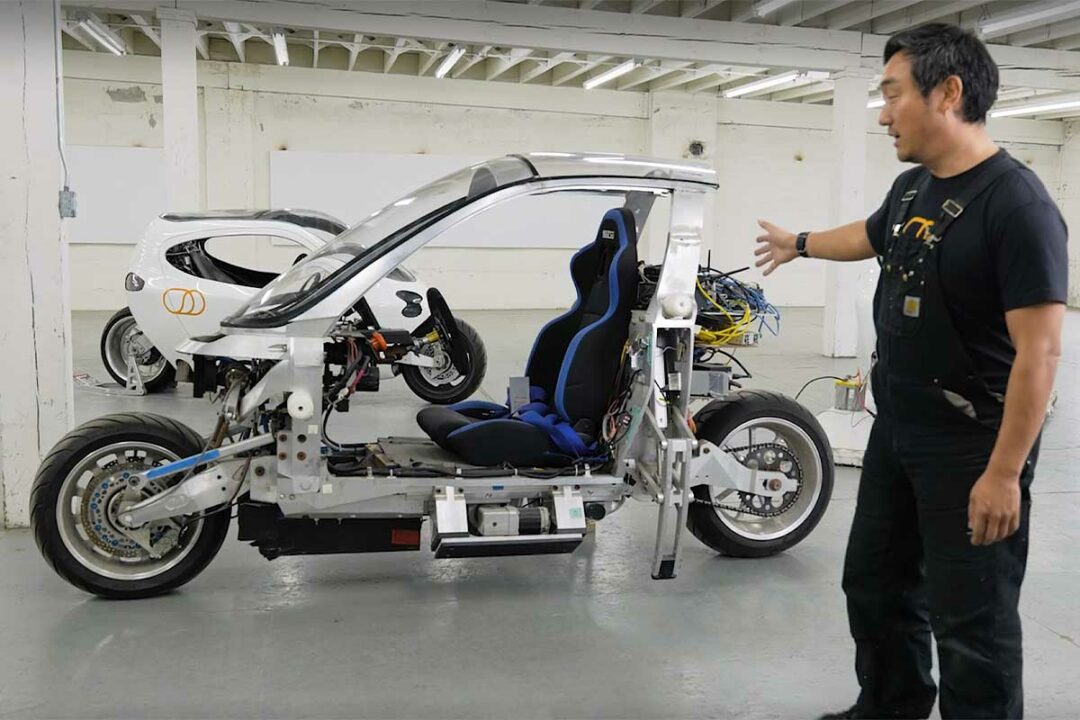 Danny Kim présente un prototype du scooter gyroscopique sans son carénage.