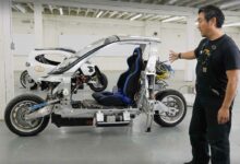 Danny Kim présente un prototype du scooter gyroscopique sans son carénage.