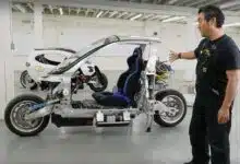 Danny Kim présente un prototype du scooter gyroscopique sans son carénage.