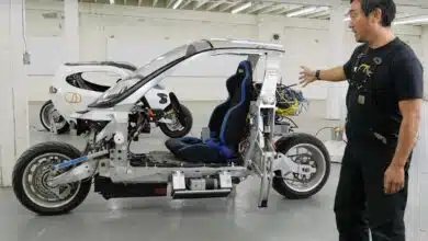 Danny Kim présente un prototype du scooter gyroscopique sans son carénage.