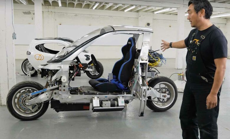 Danny Kim présente un prototype du scooter gyroscopique sans son carénage.