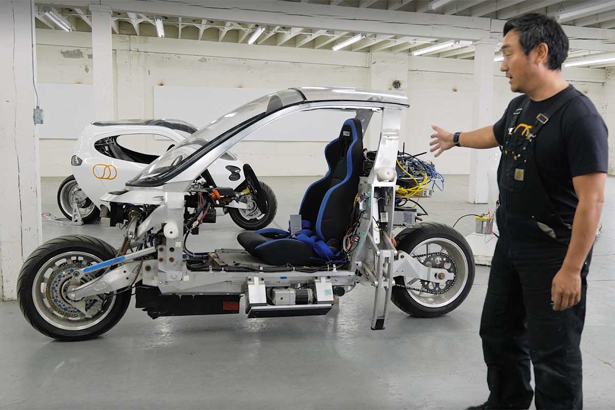 Danny Kim présente un prototype du scooter gyroscopique sans son carénage.