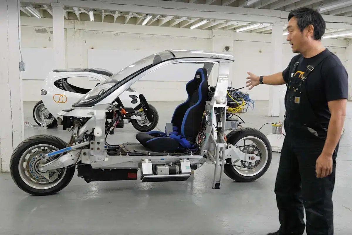 Danny Kim présente un prototype du scooter gyroscopique sans son carénage.
