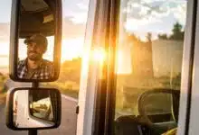 Rétroviseurs d'un chauffeur routier.