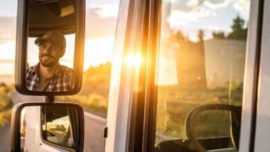 Rétroviseurs d'un chauffeur routier.