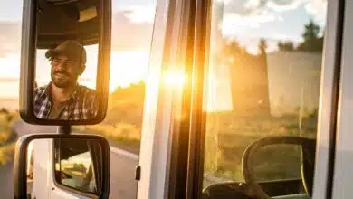 Rétroviseurs d'un chauffeur routier.