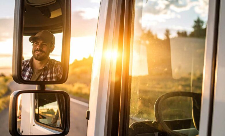 Rétroviseurs d'un chauffeur routier.