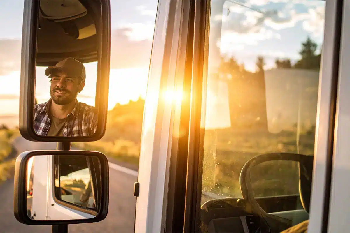 Rétroviseurs d'un chauffeur routier.