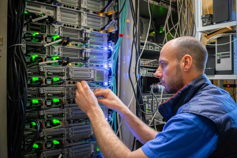 Un technicien travaille sur des serveurs dans un datacenter.