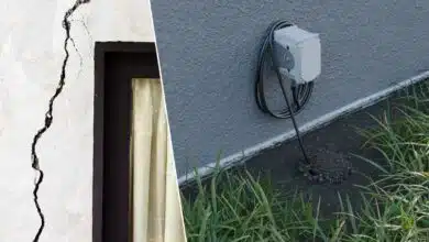 Un mur fissuré et un capteur de sonde Feelbat.
