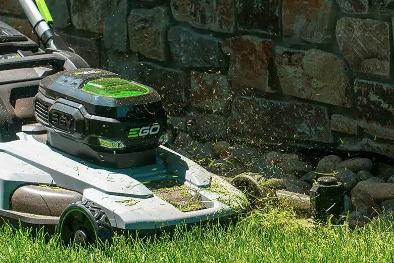Une tondeuse munie d'un rotofil.