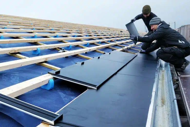 Des tuiles solaires installées sur un toit.