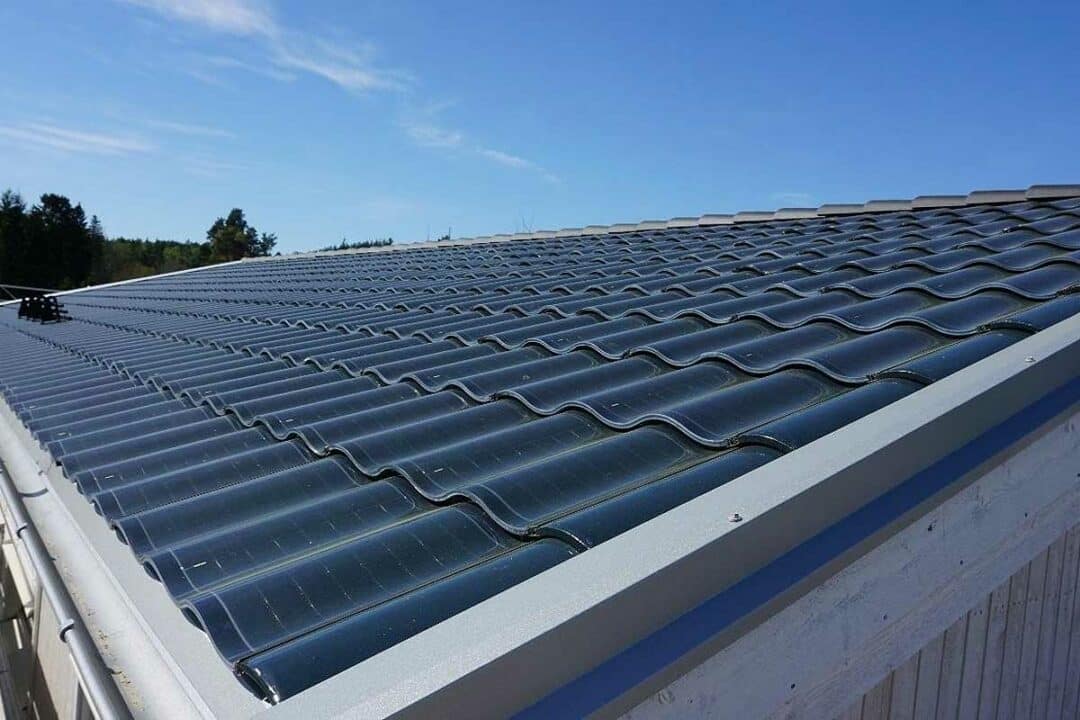 Hanergy propose des tuiles solaires ondulées.