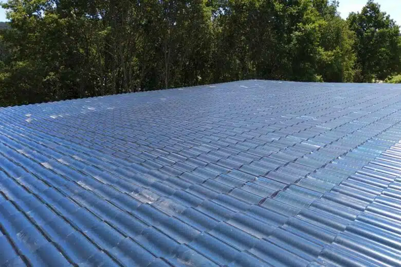 Une intégration de tuiles solaires dans une toiture.