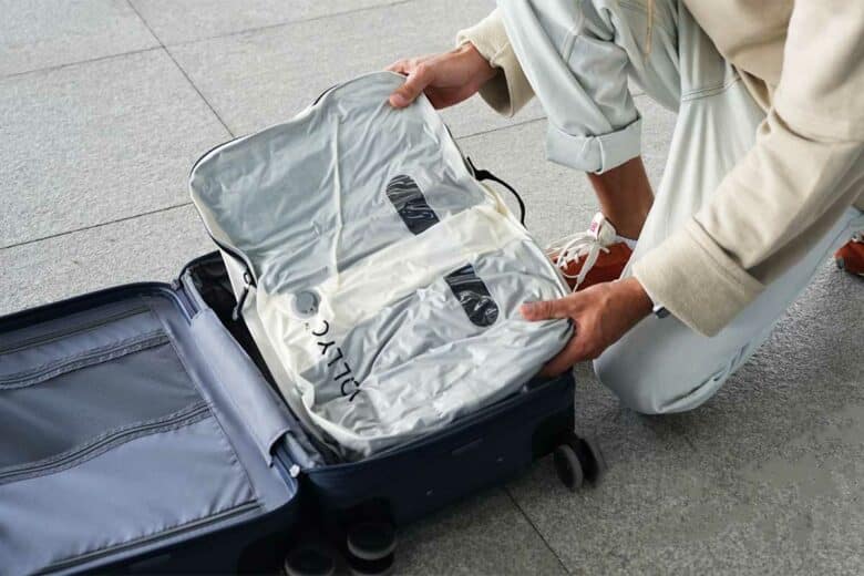 Un sac de compression pour réduire le volume de ses vêtements.