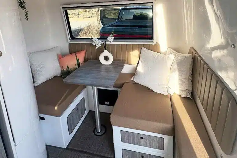 L'espace détente de la caravane.