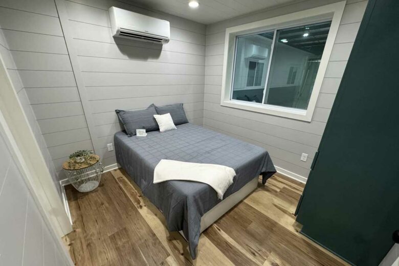 Une chambre spacieuse dans une maison container.