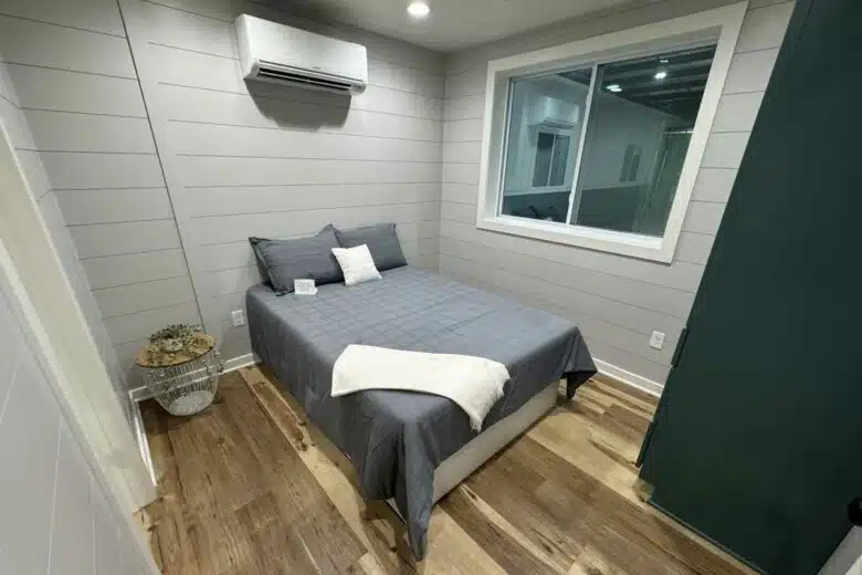 Une chambre spacieuse dans une maison container.