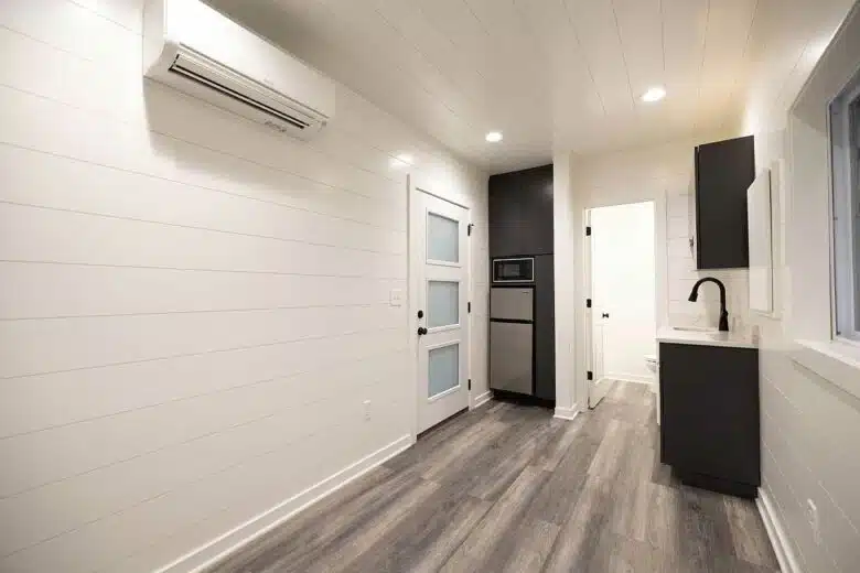 Une habitation dans un container à meubler et aménager soi-même, livré simplement avec une climatisation.