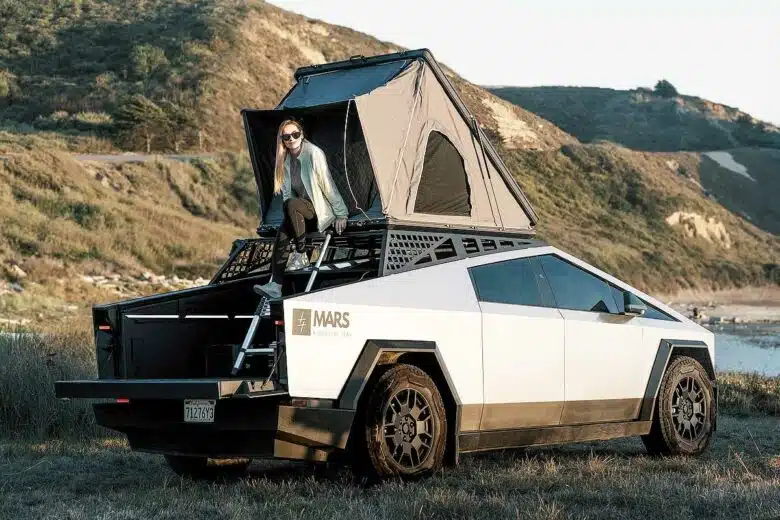 Un Cybertruck avec une tente de toit.