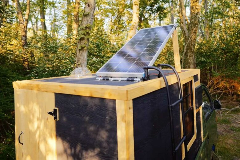 Un hublot et un panneau solaire sur le toit de la tiny house mobile.