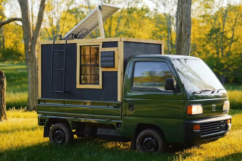 Un mini-camper avec sa tiny house sur le dos.
