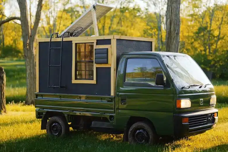 Un mini-camper avec sa tiny house sur le dos.